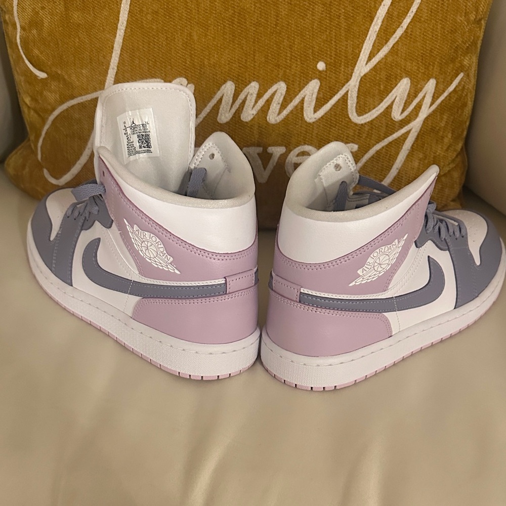 Jordan 1 Retro Mid Women' Sneakers in Purple and White - Picture 5 of 5